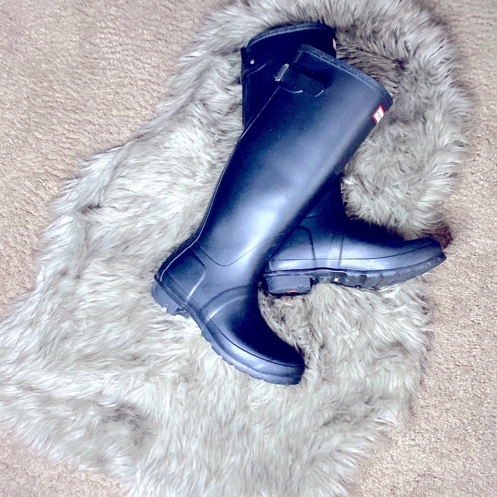 Fairly New HUNTER BOOTS AND BOOT SOCKS😉